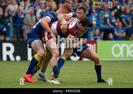 Warrington, Großbritannien. 2. Juni 2018. Die wigan Warriors Oliver Vergolden - Kunst von Warrington Wolves Daryl Clark (R) und der Warrington Wolves Harvey Livett (L) 2. Juni 2018, Halliwell Jones Stadium, Warrington, England angegangen wird; Viertelfinale Ladbrokes Challenge Cup, Warrington Wolves v Wigan Warriors; Quelle: News Images/Alamy leben Nachrichten Stockfoto