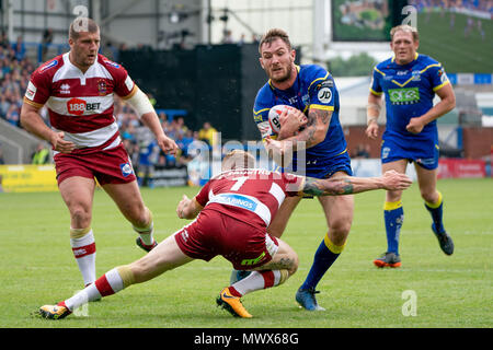 Warrington, Großbritannien. 2. Juni 2018. Der Warrington Wolves Daryl Clark wird von der Wigan Warriors Sam Tomkins 2. Juni 2018, Halliwell Jones Stadium, Warrington, England in Angriff genommen; Viertelfinale Ladbrokes Challenge Cup, Warrington Wolves v Wigan Warriors; Quelle: News Images/Alamy leben Nachrichten Stockfoto