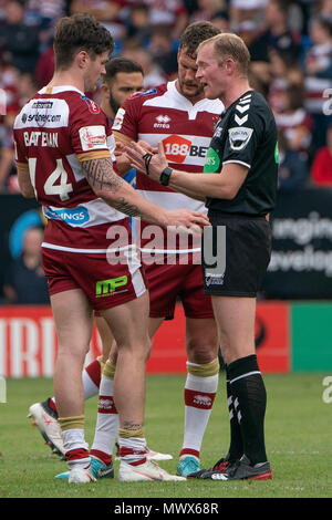 Warrington, Großbritannien. 2. Juni 2018. Schiedsrichter R.Hicks spricht von Wigan Warriors John Bateman 2. Juni 2018, Halliwell Jones Stadium, Warrington, England; Viertelfinale Ladbrokes Challenge Cup, Warrington Wolves v Wigan Warriors; Quelle: News Images/Alamy leben Nachrichten Stockfoto