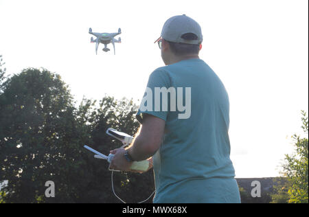 Aylesford, Kent, Großbritannien. 2. Juni 2018 Mann fliegen ein dji Phantom 4 Drohne in der Landschaft von Kent als neue britische Drohne fliegen Gesetze diese Woche angekündigt sind, Controlling drone Flug, Registrierung und Benutzertests. © Matthew Richardson/Alamy leben Nachrichten Stockfoto