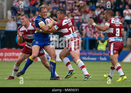 Warrington, Großbritannien. 2. Juni 2018. Der Warrington Wolves Ben Westwood von Wigan Warriors Ben Blume 2. Juni 2018 in Angriff genommen, die Halliwell Jones Stadium, Warrington, England; Viertelfinale Ladbrokes Challenge Cup, Warrington Wolves v Wigan Warriors; Quelle: News Images/Alamy leben Nachrichten Stockfoto