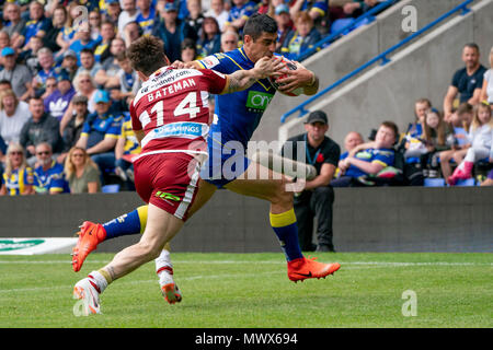 Warrington, Großbritannien. 2. Juni 2018. Der Warrington Wolves Bryson Goodwin ist von Wigan Warriors John Bateman 2. Juni 2018 in Angriff genommen, die Halliwell Jones Stadium, Warrington, England; Viertelfinale Ladbrokes Challenge Cup, Warrington Wolves v Wigan Warriors; Quelle: News Images/Alamy leben Nachrichten Stockfoto