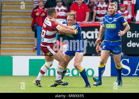 Warrington, Großbritannien. 2. Juni 2018. Der Warrington Wolves Ben Westwood von Wigan Warriors Ben Blume 2. Juni 2018 in Angriff genommen, die Halliwell Jones Stadium, Warrington, England; Viertelfinale Ladbrokes Challenge Cup, Warrington Wolves v Wigan Warriors; Quelle: News Images/Alamy leben Nachrichten Stockfoto