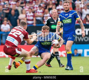 Warrington, Großbritannien. 2. Juni 2018. Der Warrington Wolves Josh Charnley ist durch die wigan Warriors Liam Marshall 2. Juni 2018 in Angriff genommen, die Halliwell Jones Stadium, Warrington, England; Viertelfinale Ladbrokes Challenge Cup, Warrington Wolves v Wigan Warriors; Quelle: News Images/Alamy leben Nachrichten Stockfoto