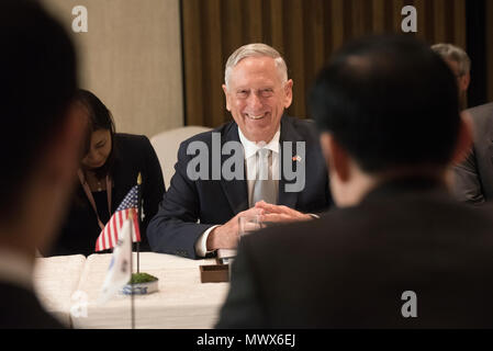 Singapur. 2 Jun, 2018. Us-Verteidigungsminister James Mattis hält bilaterale Gespräche mit den südkoreanischen Minister für Nationale Verteidigung Song Young-Moo am Rande der Shangri-La-Dialog Security Summit am 2. Juni 2018 in Singapur. Mattis früher in eine harte Rede beschuldigt China der "Einschüchterung und Zwang' im Indopazifik, und erklärte, dass die Vereinigten Staaten nicht plan, seine Rolle in der Region zu verzichten. Credit: Planetpix/Alamy leben Nachrichten Stockfoto