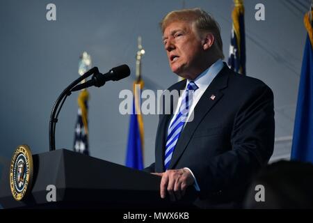 Us-Präsident Donald Trump spricht während einer Änderung des Befehls Zeremonie an der Coast Guard Hauptsitz Juni 1, 2018 in Washington, D.C. während der Zeremonie Adm. Karl Schultz entlastet Adm. Paul Zukunft die 26 Kommandanten der Küstenwache geworden. Stockfoto