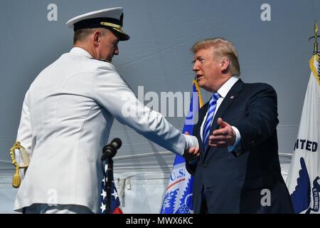 Us-Präsident Donald Trump gratuliert Adm. Karl Schultz, Links, während eine Änderung der Befehl Zeremonie an der Coast Guard Hauptsitz Juni 1, 2018 in Washington, D.C. während der Zeremonie Adm. Karl Schultz entlastet Adm. Paul Zukunft die 26 Kommandanten der Küstenwache geworden. Stockfoto