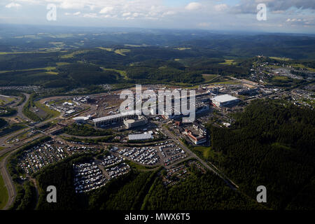 02 Juni 2018, Deutschland, Nürburg: eine Luftaufnahme zeigt die Website der "Rock am Ring" Music Festival, bei 18:30. Foto: Thomas Frey/dpa Stockfoto