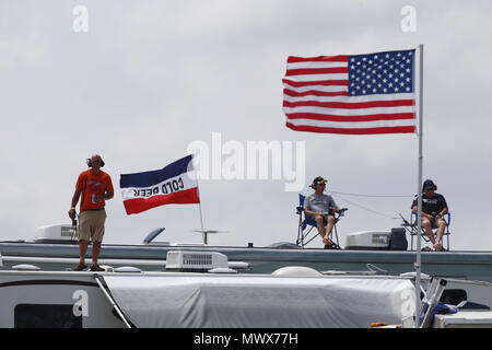 Lange Teich, Pennsylvania, USA. 2. Juni 2018. Fans schauen aus dem Infield während der Pocono Grün 250 bei Pocono Raceway in langen Teich, Pennsylvania. Quelle: Chris Owens Asp Inc/ASP/ZUMA Draht/Alamy leben Nachrichten Stockfoto