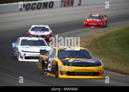 Lange Teich, Pennsylvania, USA. 2. Juni 2018. Daniel Hemric (21) kämpfe für Position während des Pocono Grün 250 bei Pocono Raceway in langen Teich, Pennsylvania. Credit: Justin R. Noe Asp Inc/ASP/ZUMA Draht/Alamy leben Nachrichten Stockfoto