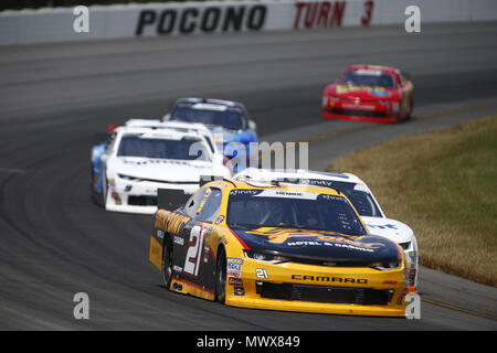 Lange Teich, Pennsylvania, USA. 2. Juni 2018. Daniel Hemric (21) kämpfe für Position während des Pocono Grün 250 bei Pocono Raceway in langen Teich, Pennsylvania. Credit: Justin R. Noe Asp Inc/ASP/ZUMA Draht/Alamy leben Nachrichten Stockfoto