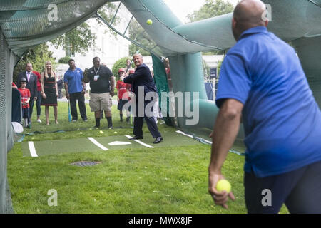 WASHINGTON, DC-WOCHE VON MAI 28: Präsident Donald J. Trumpf dauert etwas Schwingen in einem Batting Cage mit ehemaligen New York Yankees Krug Mariano Rivera im Weißen Haus Sport und Fitness Tag Veranstaltung, Mittwoch, 30. Mai 2018, auf der South Lawn im Weißen Haus in Washington, D.C. Personen: Präsident Donald J. Trumpf Stockfoto