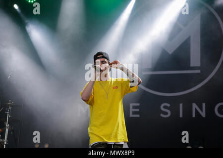 Worms, Deutschland. 2. Juni 2018. Mike Singer führt auf der Bühne. Deutsche Sänger Mike Sänger live auf der bigFM Bühne am zweiten Tag der Rheinland-Pfalz-Tag 2018. Rund 300.000 Besucher sind in den 34 erwartet. Quelle: Michael Debets/Alamy leben Nachrichten Stockfoto