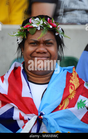 London, Großbritannien. 2 Jun, 2018. Ein Fijian Lüfter auf der vorletzten Etappe der HSBC World Rugby Sevens Serie bei Twickenham Stadium, London, UK. Die Serie sieht 20 internationale Teams in schnellen 14 Minuten entspricht konkurrierenden (zwei Hälften von sieben Minuten) in 11 verschiedenen Städten rund um die Welt - das Finale wird in Paris im Juni sein. Quelle: Michael Preston/Alamy leben Nachrichten Stockfoto