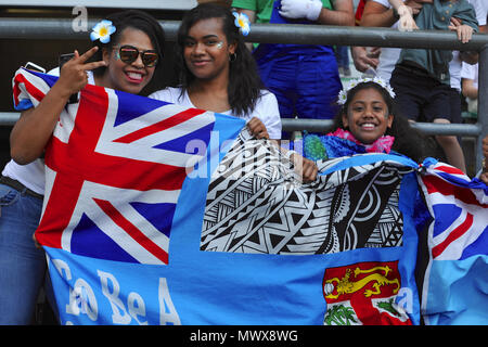 London, Großbritannien. 2 Jun, 2018. Enthusiastisch Fidschi Fans bei der vorletzten Etappe der HSBC World Rugby Sevens Serie bei Twickenham Stadium, London, UK. Die Serie sieht 20 internationale Teams in schnellen 14 Minuten entspricht konkurrierenden (zwei Hälften von sieben Minuten) in 11 verschiedenen Städten rund um die Welt - das Finale wird in Paris im Juni sein. Quelle: Michael Preston/Alamy leben Nachrichten Stockfoto