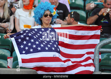 London, Großbritannien. 2 Jun, 2018. Ein rugby Fan mit einer USA-Flagge auf der vorletzten Etappe der HSBC World Rugby Sevens Serie bei Twickenham Stadium, London, UK. Alle Arten von Fancy Dress gezeigt wurden, freimütig und großzügig durch Alkohol in den meisten Fällen begleitet. Die Serie sieht 20 internationale Teams in schnellen 14 Minuten entspricht konkurrierenden (zwei Hälften von sieben Minuten) in 11 verschiedenen Städten rund um die Welt - das Finale wird in Paris im Juni sein. Quelle: Michael Preston/Alamy leben Nachrichten Stockfoto