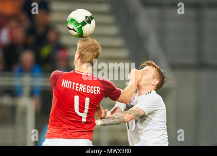 Klagenfurt, Deutschland. 2 Jun, 2018. Strecken zwischen Österreich und Deutschland, Fußball, Klagenfurt, Juni 02, 2018 Martin HINTEREGGER, AUT 4 konkurrieren um die Kugel againstMarco Reus, 11 DFB-ÖSTERREICH - DEUTSCHLAND 2-1 Fußball Freundschaftsspiel, Klagenfurt, Österreich, Juni 02, 2018, Saison 2017/2018 © Peter Schatz/Alamy leben Nachrichten Stockfoto
