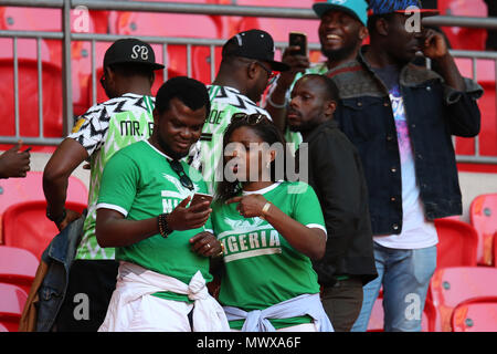 Wembley Stadion, London, UK. 2 Jun, 2018. Nigeria Fans. Fußball International freundlich, England v Nigeria im Wembley Stadion in London am Samstag, den 2. Juni 2018. Dieses Bild dürfen nur für redaktionelle Zwecke verwendet werden. Nur die redaktionelle Nutzung, eine Lizenz für die gewerbliche Nutzung erforderlich. Keine Verwendung in Wetten, Spiele oder einer einzelnen Verein/Liga/player Publikationen. pic von Andrew Obstgarten / Andrew Orchard sport Fotografie/Alamy leben Nachrichten Stockfoto