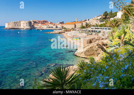 Blick über Strand Banje und die Altstadt von Dubrovnik im Hintergrund, Kroatien, Europa Stockfoto