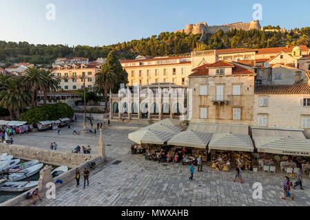 Erhöhte Blick über den Hauptplatz (Trg Svetog Stjepana) und die Spanische Festung in der Stadt Hvar auf den ersten Sonnenlicht, Hvar, Kroatien, Europa Stockfoto