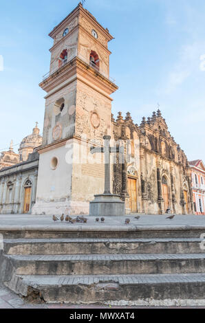 Kirche La Merced in Granada im ersten Sonnenlicht, Granada, Nicaragua, Mittelamerika Stockfoto