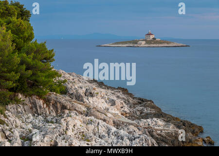 Blick auf den Leuchtturm auf Pokonji Dol Inselchen in der Nähe der Stadt Hvar, Kroatien, Europa Stockfoto