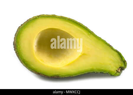 Frische avocado Slice auf weißem Hintergrund mit Freistellungspfad isoliert. Stockfoto