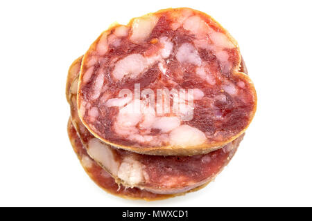 Ansicht von oben Makro Detail von geräuchertem Salamischeiben, pfefferoni Slice, Italienisch Prosciutto Crudo, rohem Schinken Textur auf weißem Hintergrund, mit Clipping Stockfoto
