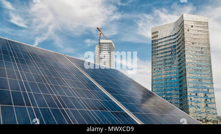 Sonnenkollektoren auf einem modernen Gebäude Stockfoto