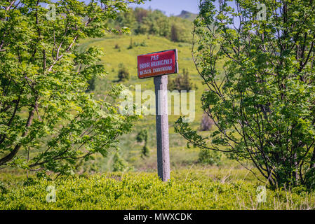 Border Zone - der Eintritt ist verboten - Zeichen auf Polish-Ukraine Grenze auf Bukowska Mountain Pass in den Westlichen Bieszczady-gebirge in Polen Stockfoto