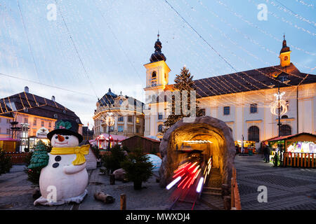 Weihnachtsmarkt in Plaza Piata Mare, Rathaus und barocke Jesuitenkirche, Sibiu, Rumänien, Europa Stockfoto