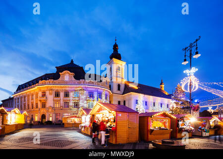 Weihnachtsmarkt in Plaza Piata Mare, Rathaus und barocke Jesuitenkirche, Sibiu, Rumänien, Europa Stockfoto