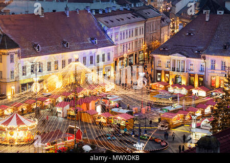 Weihnachtsmarkt in Plaza Piata Mare, Sibiu, Rumänien, Europa Stockfoto