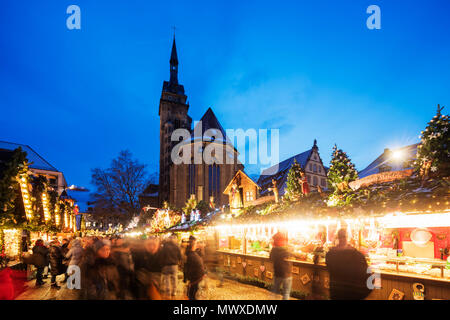 Stiftskirche (Stiftskirche), Weihnachtsmarkt, Schillerplatz, Stuttgart, Baden-Württemberg, Deutschland, Europa Stockfoto