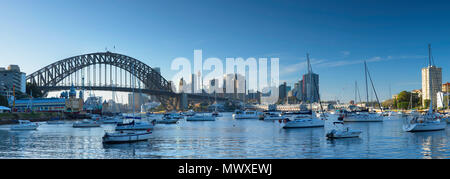 Die Sydney Harbour Bridge und die Skyline von Lavender Bay, Sydney, New South Wales, Australien, Pazifik Stockfoto