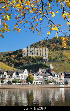 Blick über die Mosel in Zell und Herr Kreysing Turm, Rheinland-Pfalz, Deutschland, Europa Stockfoto