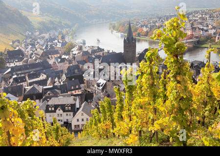 Im Herbst Bernkastel-Kues, Mosel, Rheinland-Pfalz, Deutschland, Europa Stockfoto