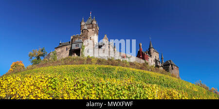 Die Reichsburg und die Weinberge im Herbst, Cochem, Mosel, Rheinland-Pfalz, Deutschland, Europa Stockfoto