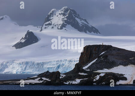 Half Moon Island, Livingston Insel Berge und Gletscher Kulisse, South Shetland Inseln, Antarktis, Polargebiete Stockfoto