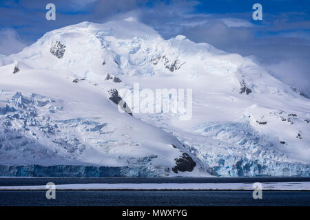 Niedrig liegenden Half Moon Island, Livingston Insel Berge und Gletscher Kulisse, sonnigen Tag, South Shetland Inseln, Antarktis, Polargebiete Stockfoto