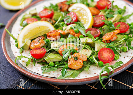 Garnelen tortilla Tacos offenes Gesicht Wrap mit frischem Gemüse. Gesundes Essen. Mexikanisches Essen. Stockfoto