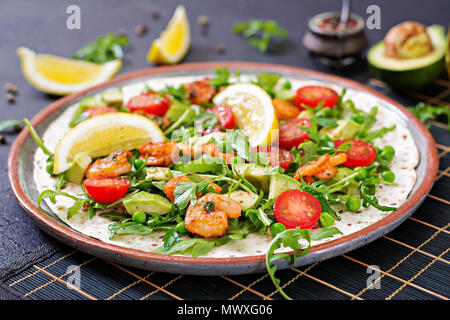 Garnelen tortilla Tacos offenes Gesicht Wrap mit frischem Gemüse. Gesundes Essen. Mexikanisches Essen. Stockfoto