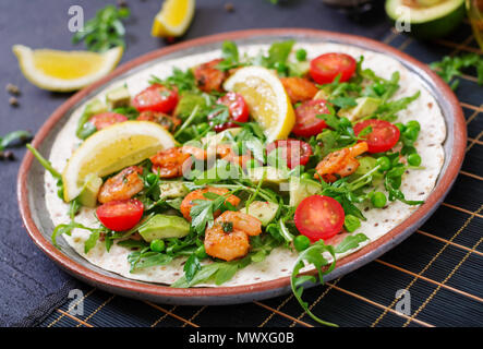 Garnelen tortilla Tacos offenes Gesicht Wrap mit frischem Gemüse. Gesundes Essen. Mexikanisches Essen. Stockfoto