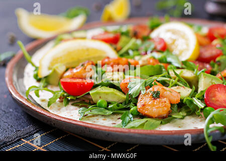 Garnelen tortilla Tacos offenes Gesicht Wrap mit frischem Gemüse. Gesundes Essen. Mexikanisches Essen. Stockfoto