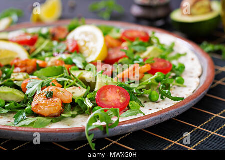 Garnelen tortilla Tacos offenes Gesicht Wrap mit frischem Gemüse. Gesundes Essen. Mexikanisches Essen. Stockfoto