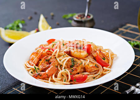 Pasta Spaghetti mit Garnelen, Tomaten und Petersilie. Gesunde Mahlzeit. Italienisches Essen. Stockfoto