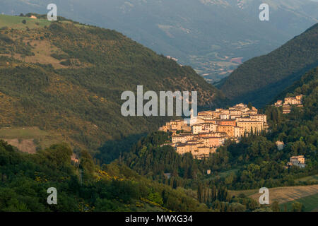 Blick auf das Dorf Preci bei Sonnenuntergang, Valnerina, Umbrien, Italien, Europa Stockfoto