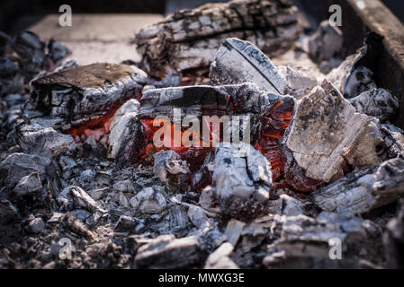 Heiße Kohlen Schwelbrand im Grill Stockfoto