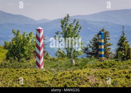 Markierungen auf Polish-Ukraine Grenze auf Bukowska Mountain Pass in den Westlichen Bieszczady-gebirge in Polen Stockfoto