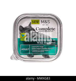 SWINDON, Großbritannien - 2. JUNI 2018: Marks und Spencer Komplette nach Katzenfutter mit wilden Makrelen. Stockfoto